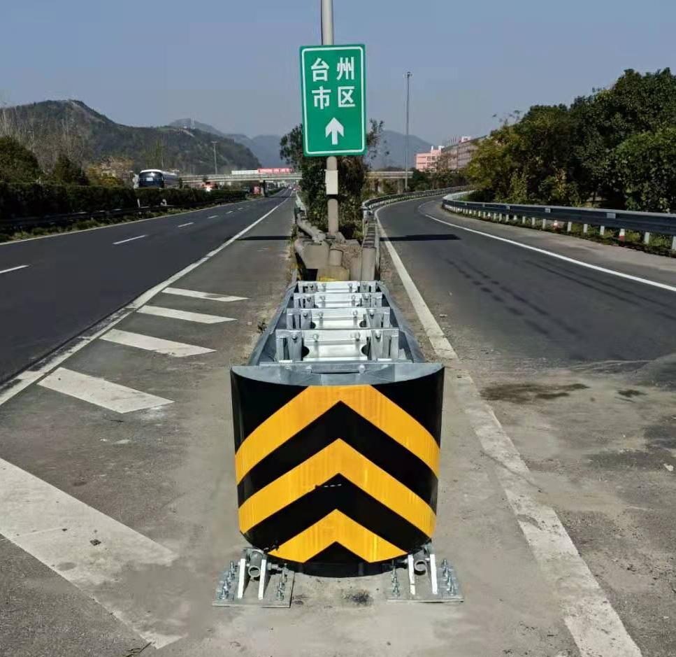 1639556536776741.jpg 互通端頭增設可導向防撞墊2.jpg