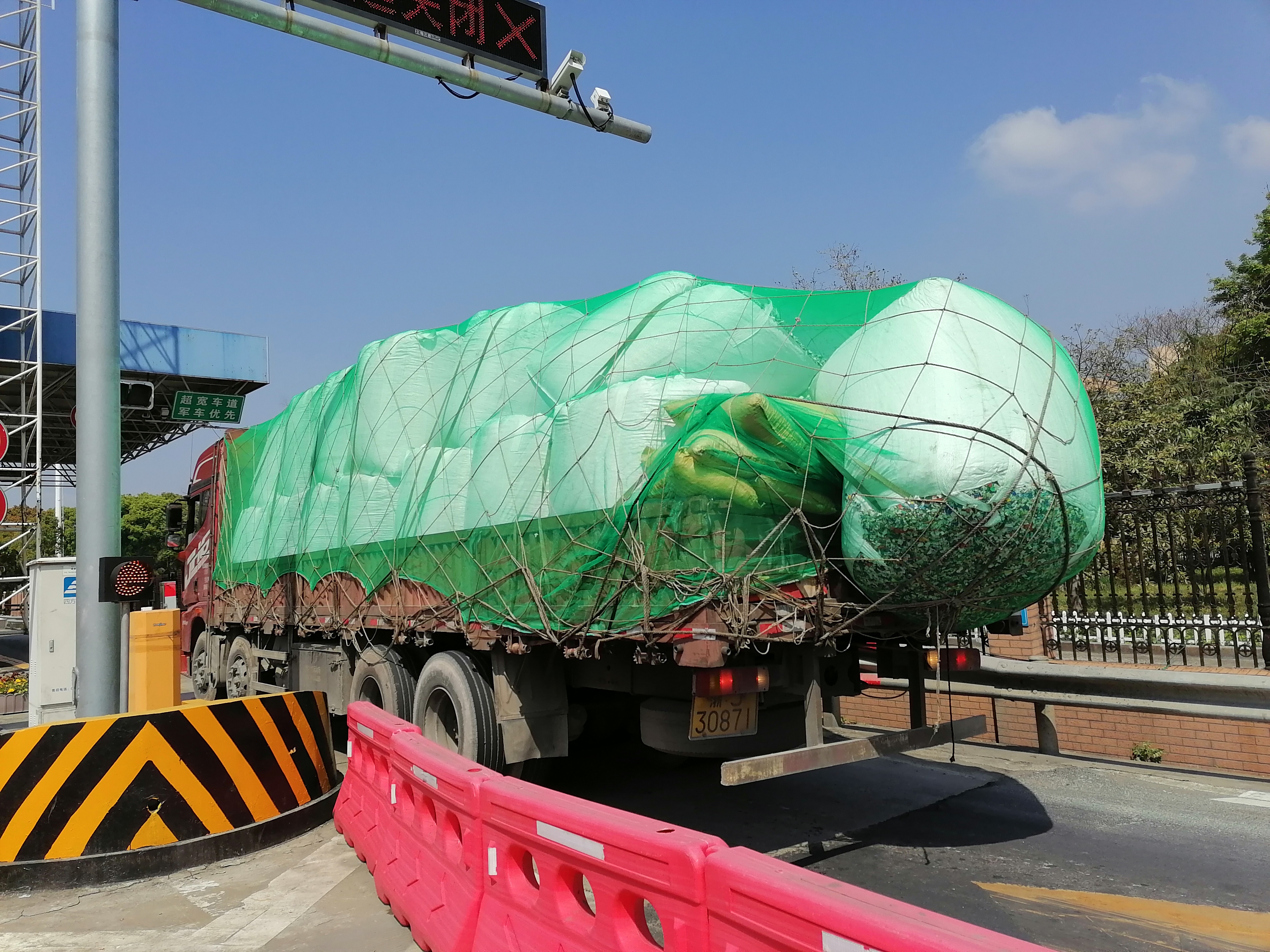 1680805518994398.jpg 20230402 圖為超限違規車輛   張洪亮攝(2).jpg