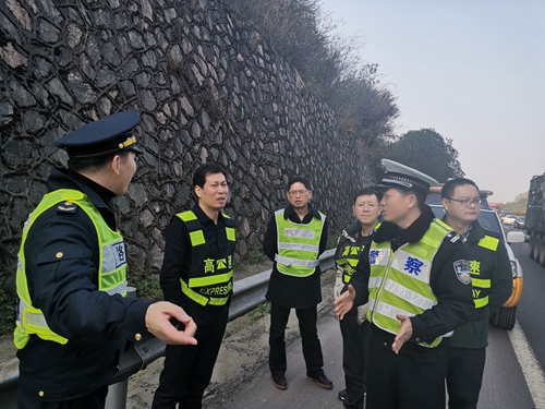 20190424道路、隧道安全組對沿線開展節前暨防汛防臺安全檢查  圖為檢查組一行對高邊坡進行安全檢查_副本.jpg
