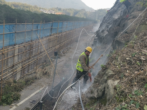 3  圖為施工作業人員錨桿鉆孔_副本.jpg