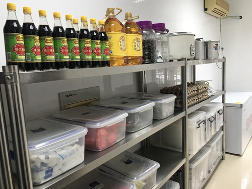 圖為食堂倉庫間   陳瑩攝_副本.jpg