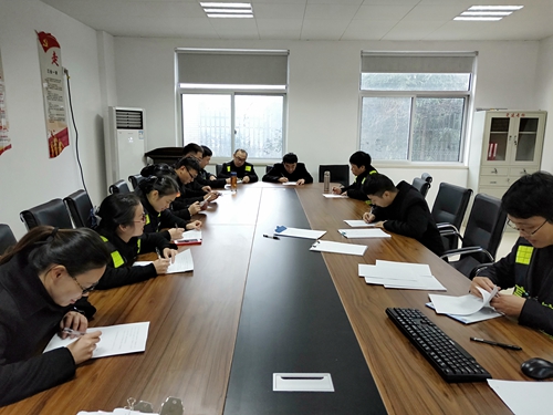 20190109圖為班長與本班組收費員簽訂責任書_副本.jpg