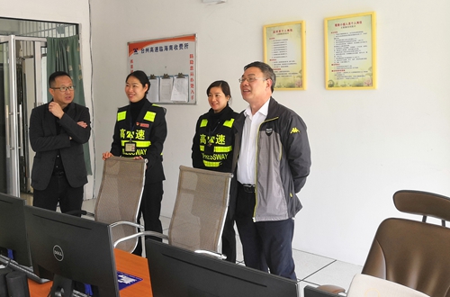 3  陳文波在臨海南監控室察看收費員工作情況_副本.jpg