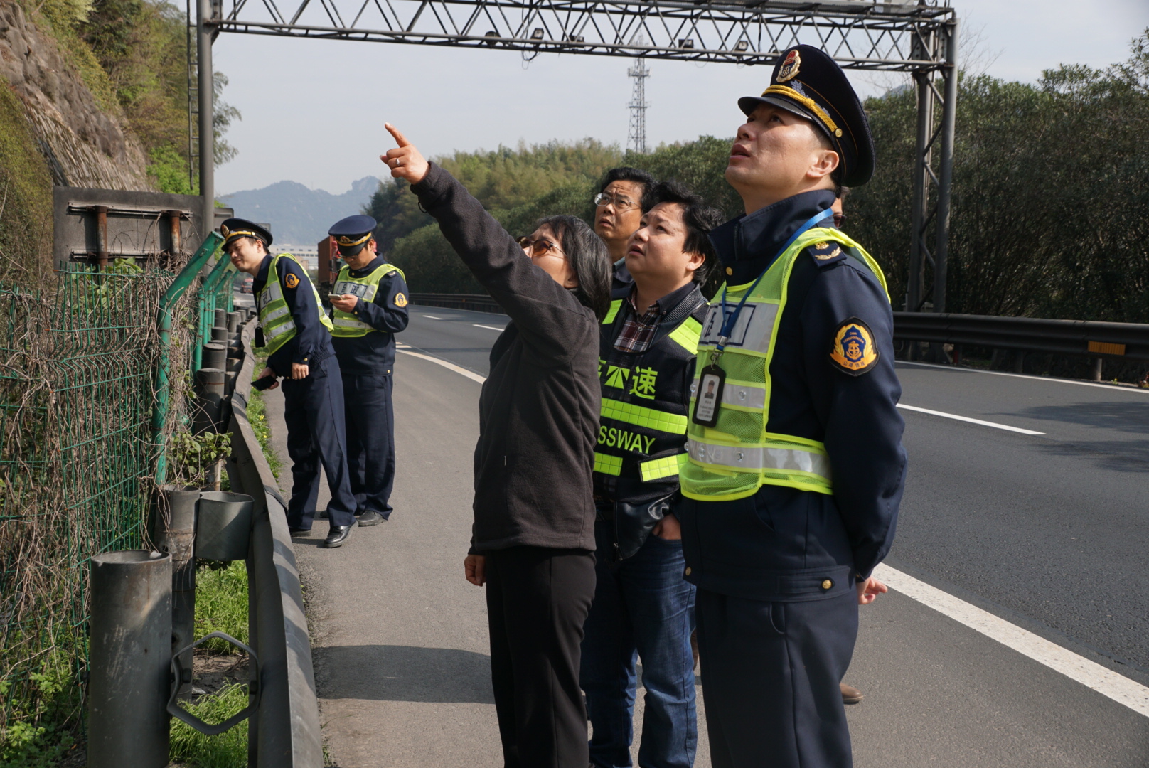 1 圖為檢查組對黃土嶺隧道溫向入口修復后的高邊坡進行檢查3.JPEG