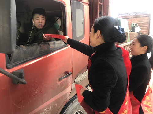 圖為志愿者分發宣傳單  陳瑩攝=_副本.jpg