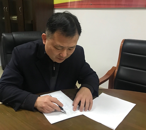 圖為考試現場認真答題  陳瑩攝_副本.jpg