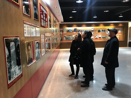 2各黨員游覽館內展板內容,瞻仰革命先烈,緬懷先烈事跡  陳瑩攝.jpg